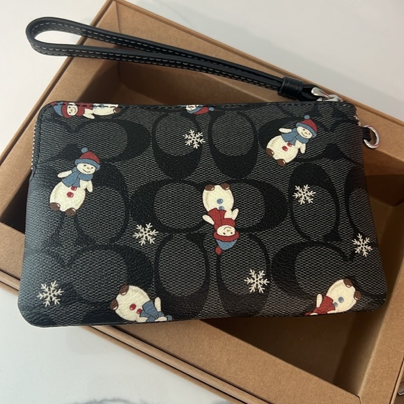 ⛄️🎄CUTE❤️ Coach wristlet Wallet - Picture 8 of 12